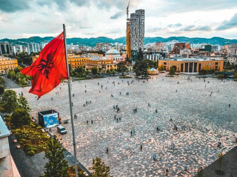 ”El Debate”: Tirana një qytet i gjallë me një histori të pasur