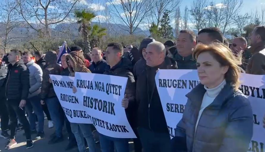 Autostrada Thumanë-Kashar i izolon, banorët e Krujës hidhen në protestë: Falimenton 1000 biznese