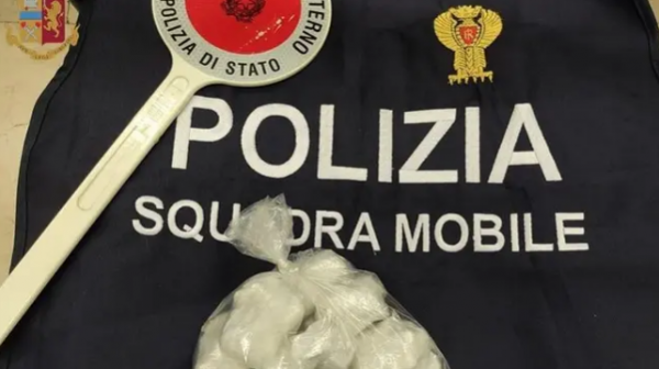  29-vjeçarja shqiptare arrestohet me 18 doza kokainë në Itali, dyshimet nisën nga lidhja me të dënuarin për drogë