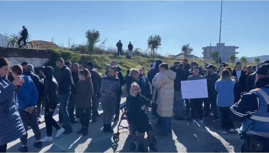 Aksidenti tragjik i mori jetën 20-vjeçarit, banorët protestë në Elbasan. Aksi nacional i bllokuar prej gati një ore, qindra automjete mbeten në trafik