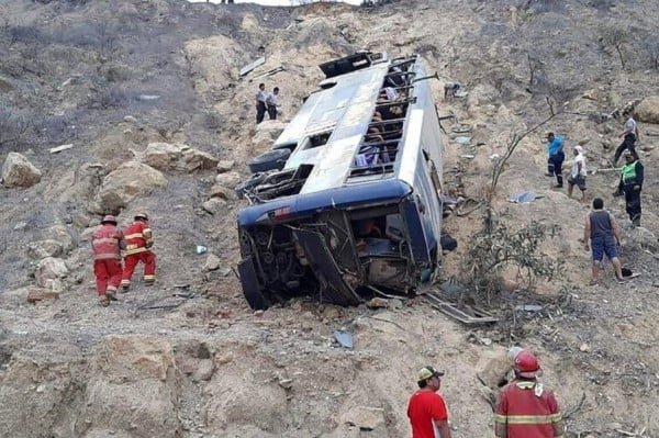 Bie në humnerë autobusi në Peru, të paktën 25 të vdekur