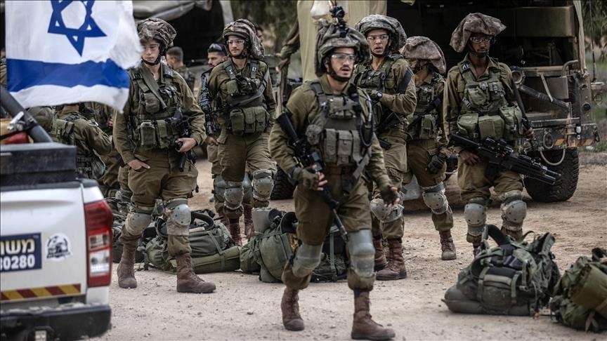 Ushtari izraelit tallet me studentët palestinezë pranë universitetit të bombarduar në Gaza