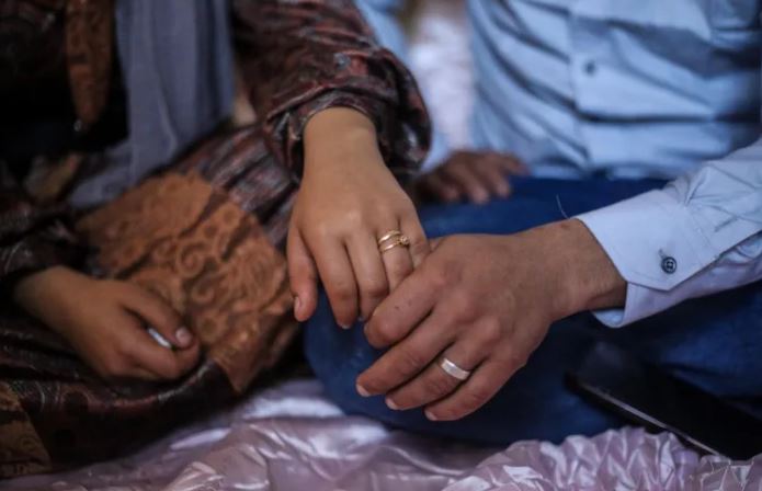 Dashuria mposht luftën/ Çifti palestinez martohet në vendstrehimin në Gaza, detaje nga dasma e pazakontë