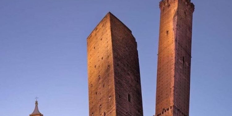 A do të bjerë Kulla e famshme në Itali?
