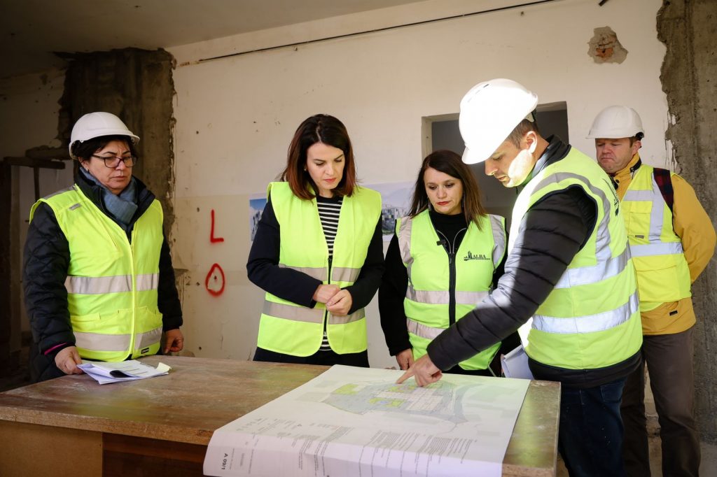 Koçiu në kantierin e Spitalit të ri të Krujës: Me buxhetin e 2024-ës investimet në struktura spitalore në të gjithë vendin