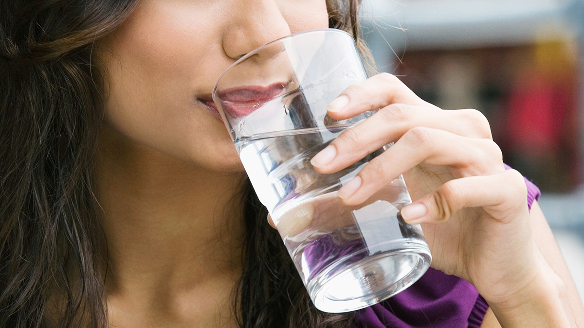 Hidratim për një mendje të fortë e trup të shëndetshëm, ja sa ujë duhet të pini gjatë ditës
