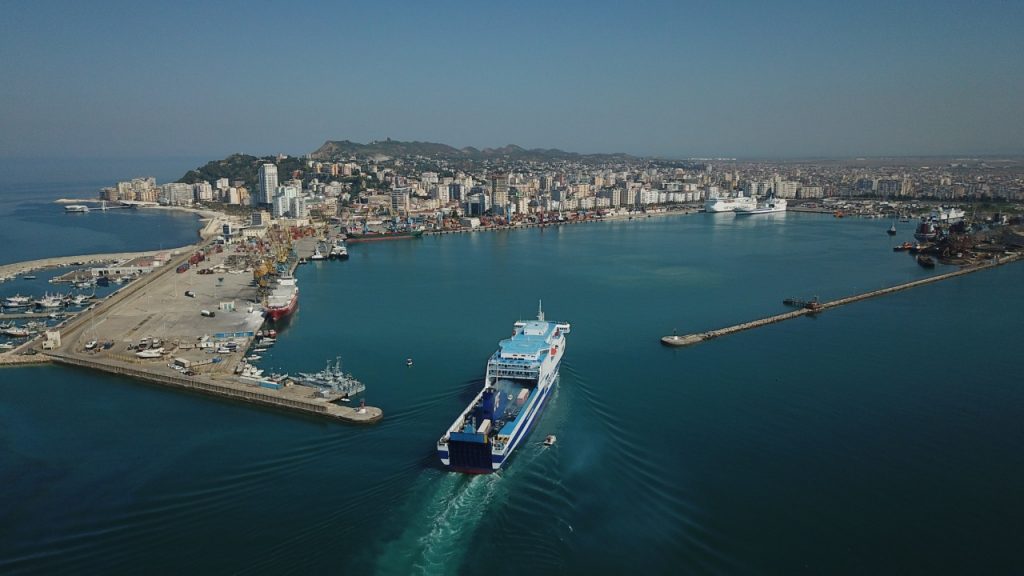 Fluks i lartë pasagjerësh në portin e Vlorës