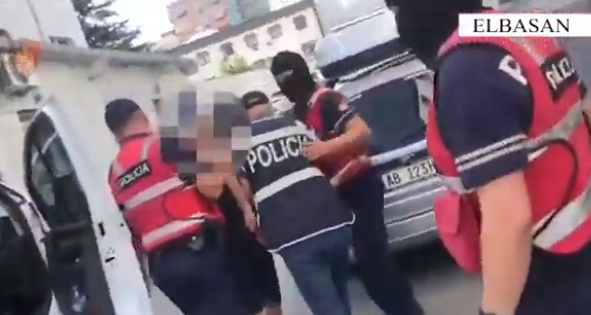 Në kërkim për operacionin ‘Rrjeti’, dy në pranga në Elbasan, ishin pjesë e 4 grupeve kriminale që shpërndanin drogë! 54 të arrestuar gjithsej