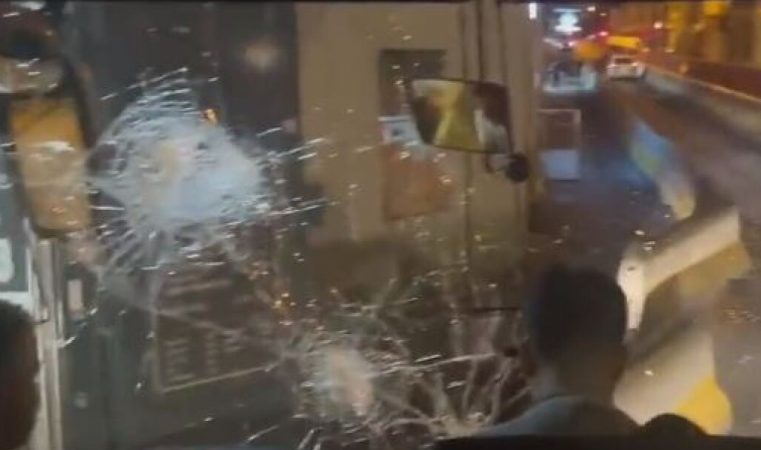 Sulmohet me gurë nga protestuesit autobusi me turistë kinezë në Francë