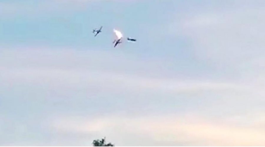 Dy avionë luftarakë përplasen në ajër, vdes një pilot
