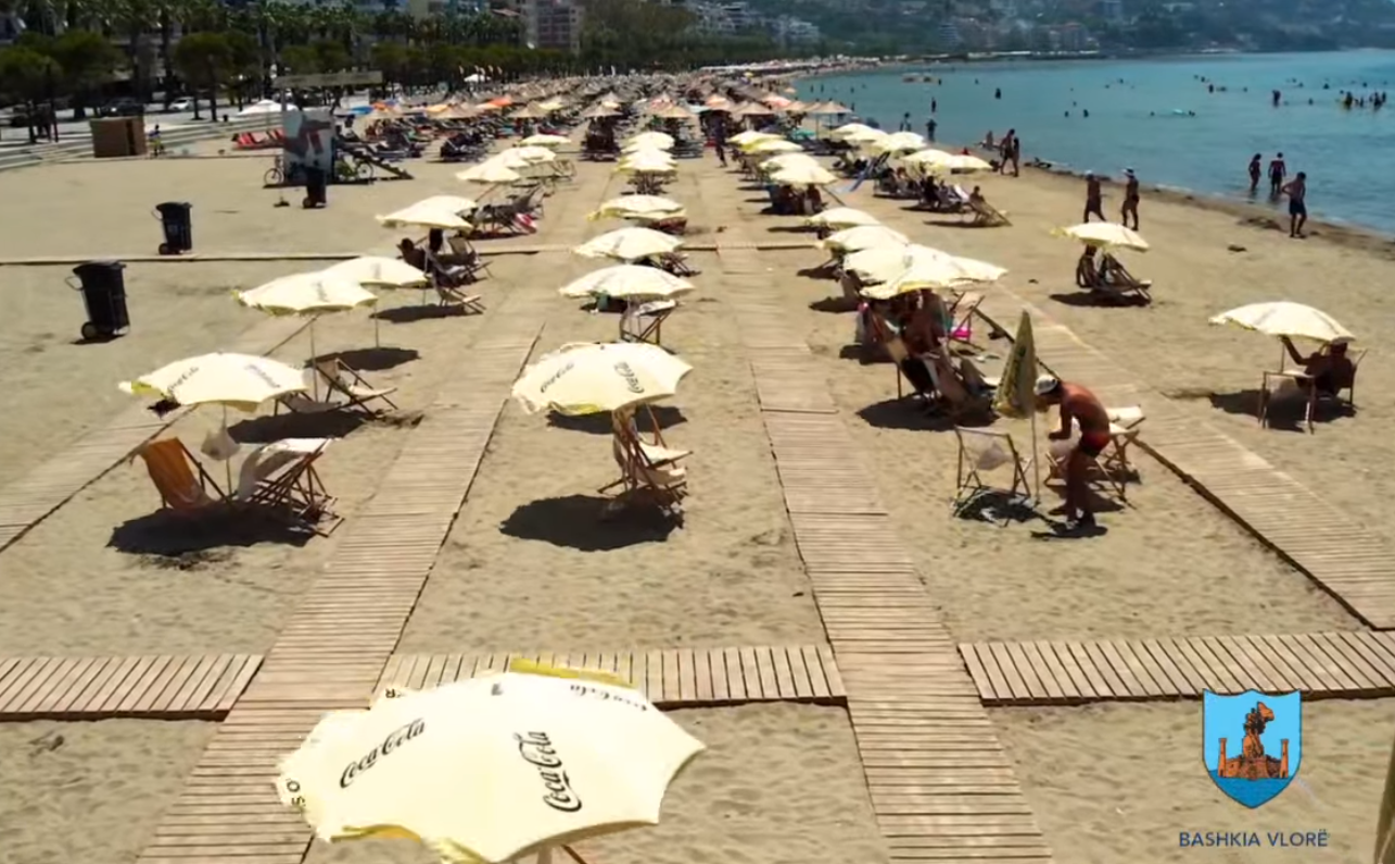 Plazhi publik në Vlorë, një mundësi e mirë për të të pushuar këto ditë vere