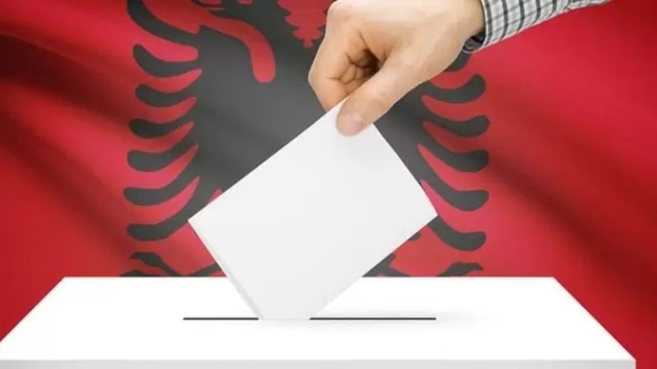 Zgjedhjet në Rrogozhinë/Procesi i votimit nis me probleme, komisionerët shkojnë me vonesë