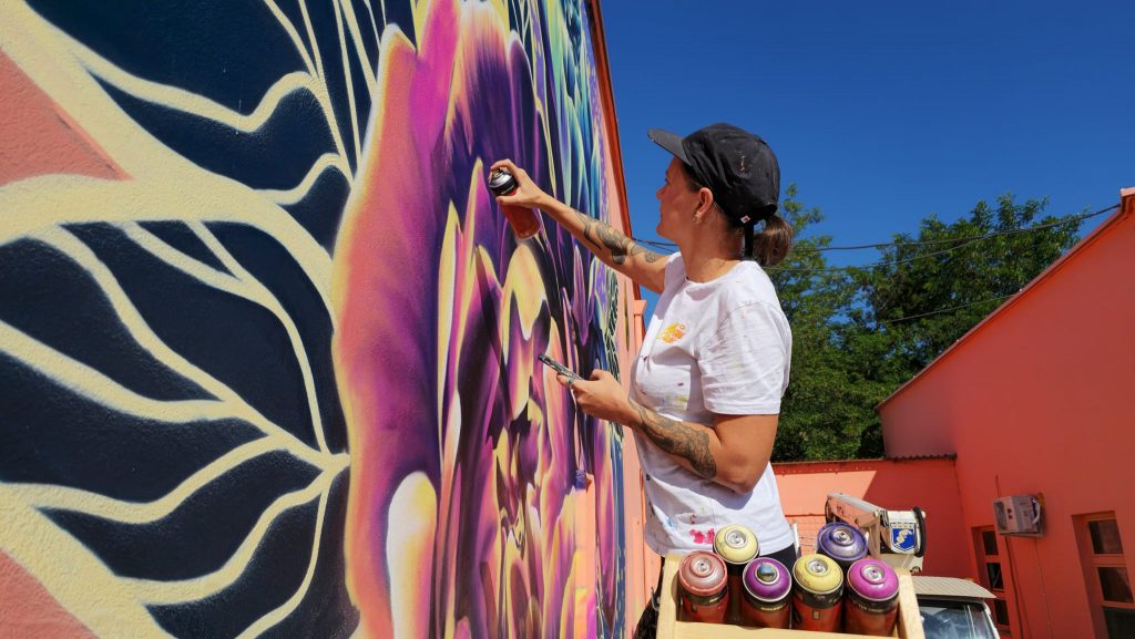 Artistja polake e muraleve në Kapshticë dhe Qafë Thanë: Shqipëria e mahnitshme