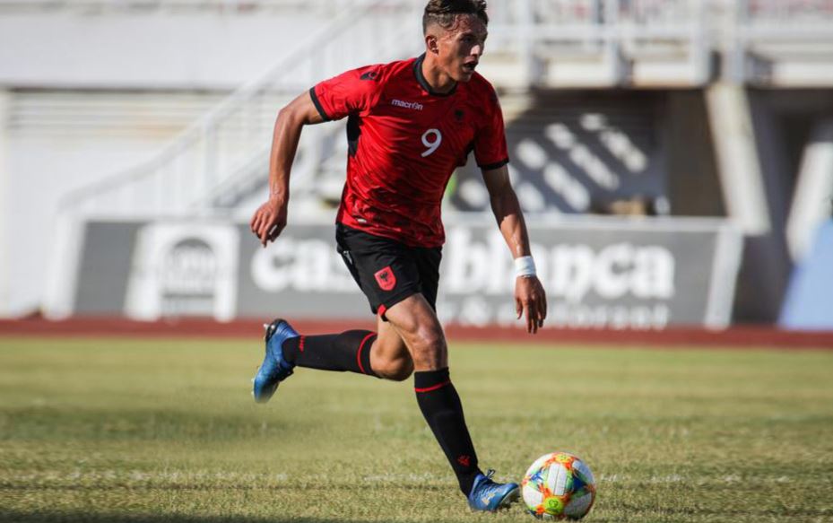 Kontrata e parë si profesionist, sulmuesi 20-vjeçar shqiptar rinovon me klubin italian