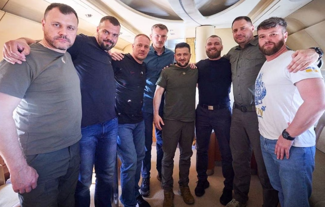 Zelensky kthen në shtëpi të burgosurit e luftës nga Mariupoli