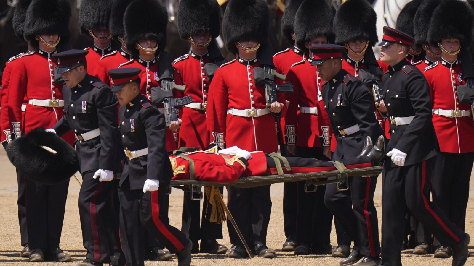 Përgatitjet për paradën e ditëlindjes së mbretit, ushtarëve anglezë u bie të fikët nga i nxehti