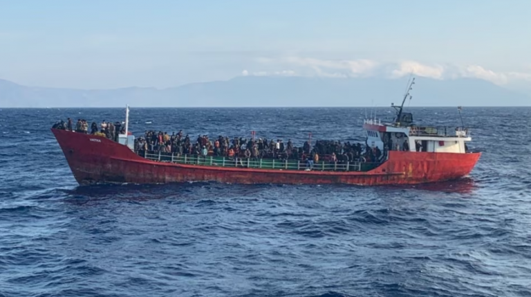 Rrezikuan të mbyteshin, policia bregdetare greke shpëton 100 emigrantë