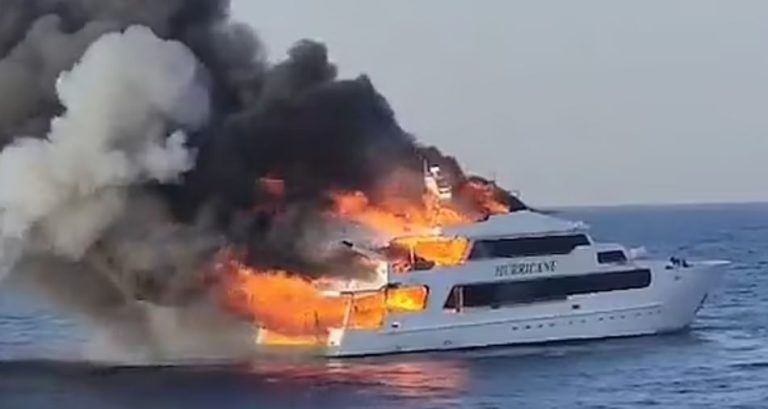 Jahti me 29 persona në bord shpërthen në flakë në mes të detit, 3 turistë të zhdukur