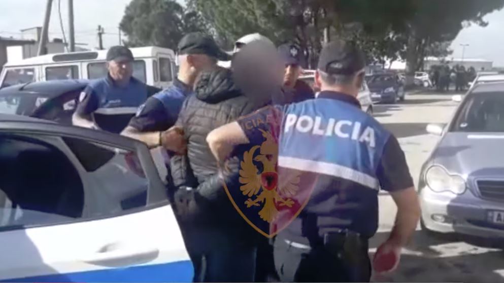 Rrahu gruan dhe theu xhamat e dritareve të vjehrrës, arrestohet 33-vjeçari në Fier