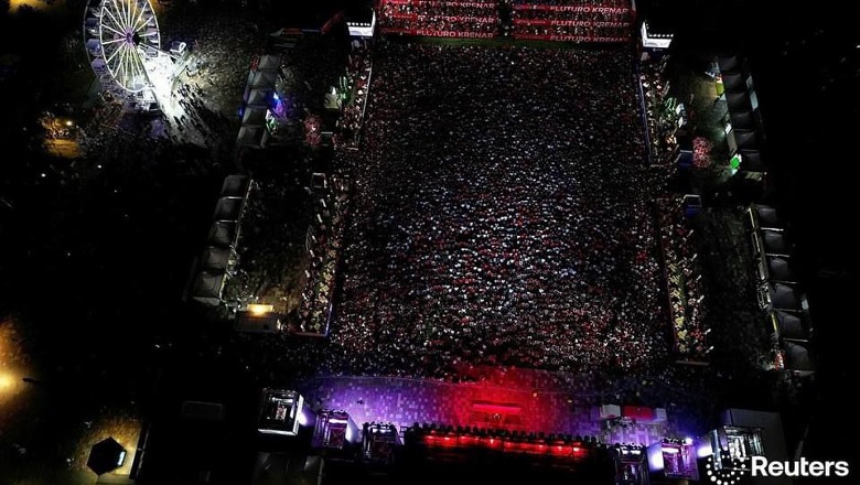 FOTO me dron/ Fan Zone në sheshin Skëndërbej e mbushur plot, qindra tifozë ndoqën ndeshjen Shqipëri-Itali