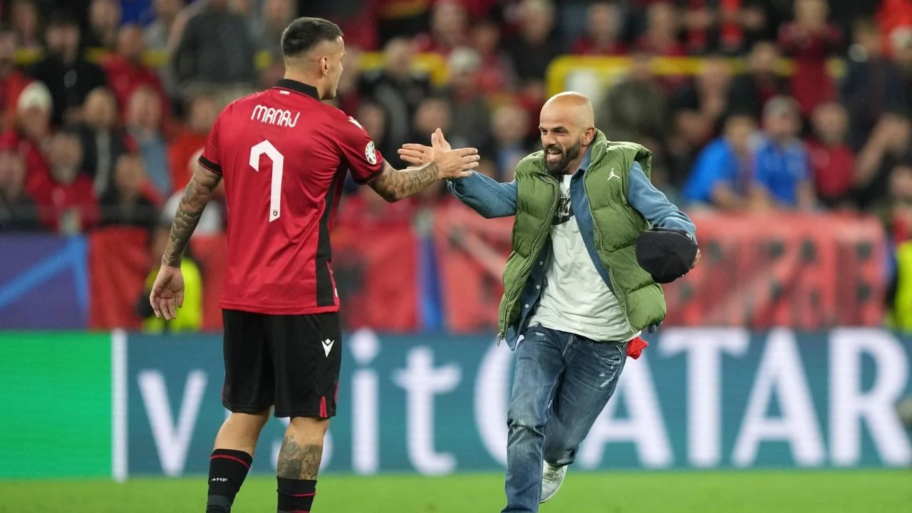Me flamur në dorë, hyri në fushë dhe takoi djemtë e Kombëtares, kush është shqiptari që ndërpreu për pak sekonda ndeshjen Shqipëri-Itali