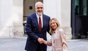 “Le t’i japim një përqafim Ramës”/ Giorgia Meloni falenderon kryeministrin shqiptar në fjalimin e fushatës: U masakrua vetëm sepse ndihmoi Italinë