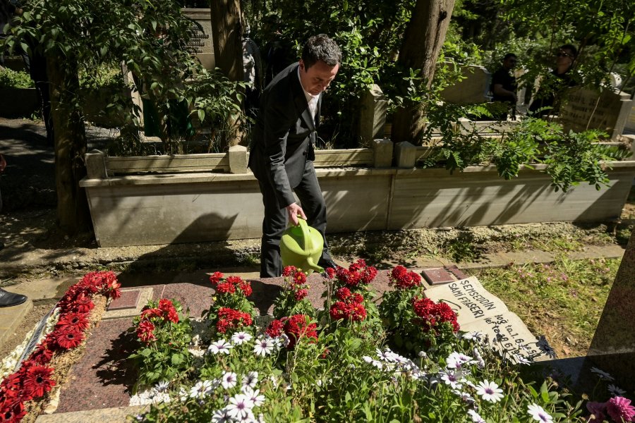 Kurti vendos lule te varri i Sami Frashërit në Stamboll: S’e harroi kurrë vendin e tij! La një trashëgimi të pazëvendësueshme!