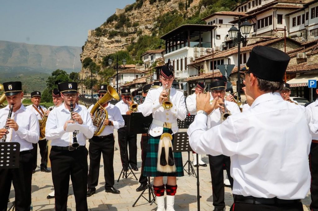 Banda muzikore britanike, koncert në Berat për ditëlindjen e mbretit Karl