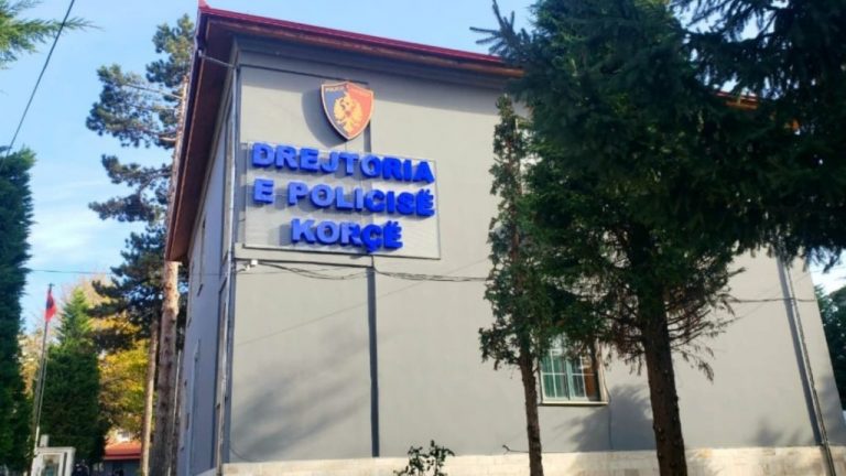 Aksident në Korçë, makina përplaset me trajlerin, një viktimë