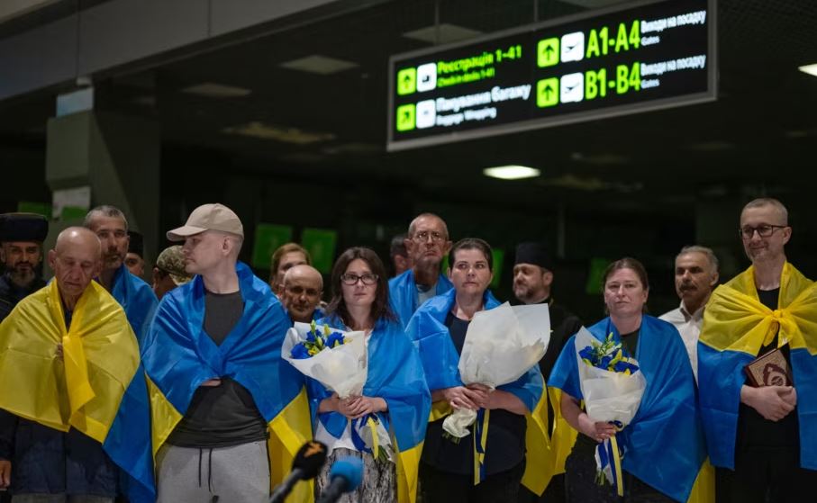 Kthehen në Kiev 10 ukrainas të burgosur në Rusi prej shumë vitesh