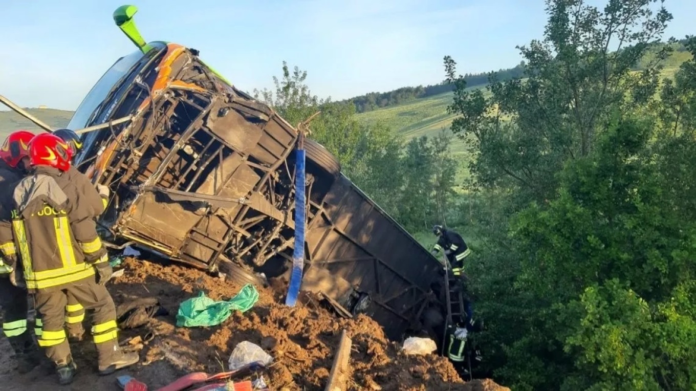 Aksident i shumëfishtë në Itali, autobusi me 38 pasagjerë del nga rruga, raportohet për të vdekur dhe të plagosur
