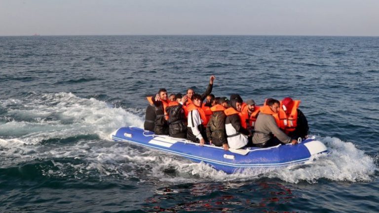 'Qindra emigrantë shqiptarë janë kthyer në atdhe', ministri britanik: Shumë prej tyre presin ende të nisen