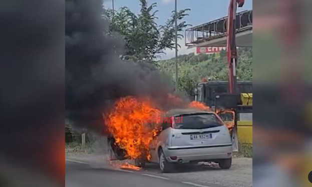 Makina merr flakë në ecje në autostradën Tiranë-Durrës