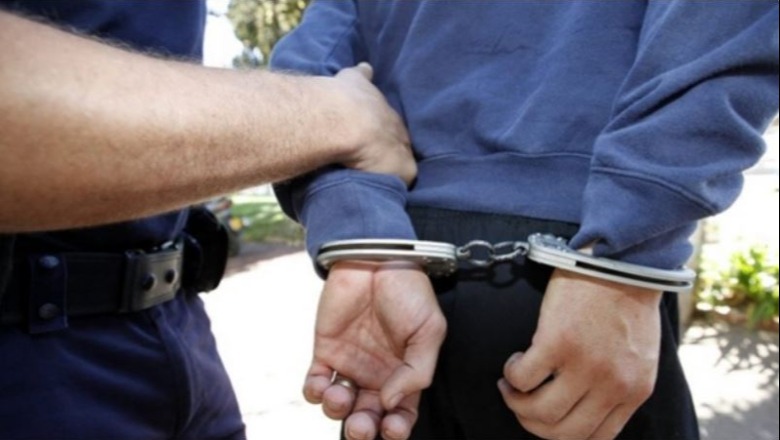 Përplasi me makinë këmbësoren, arrestohet 70 vjeçari në Peshkopi