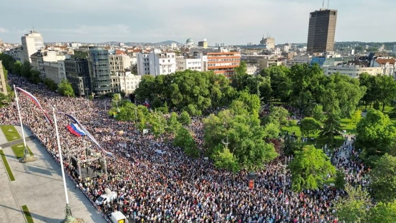 Masakrat në Serbi, mijëra qytetarë në protestë kundër qeverisë: Vuçiç ik