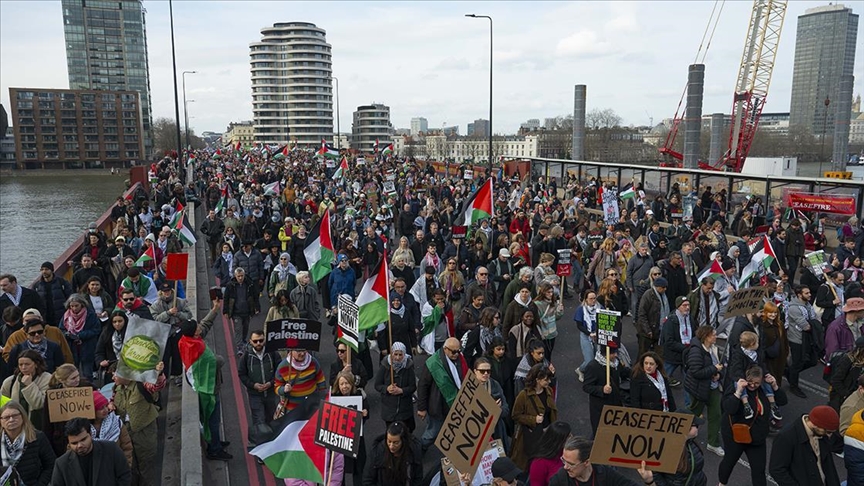 Dhjetëra mijëra njerëz vërshojnë rrugët e Londrës në mbështetje të palestinezëve