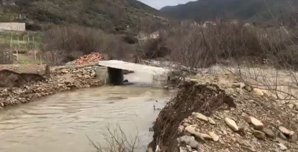 U ndërtua gjatë fushatës elektorale të vitit 2021, fundoset ura në Bërzanë të Lezhës, disa familje të izoluara