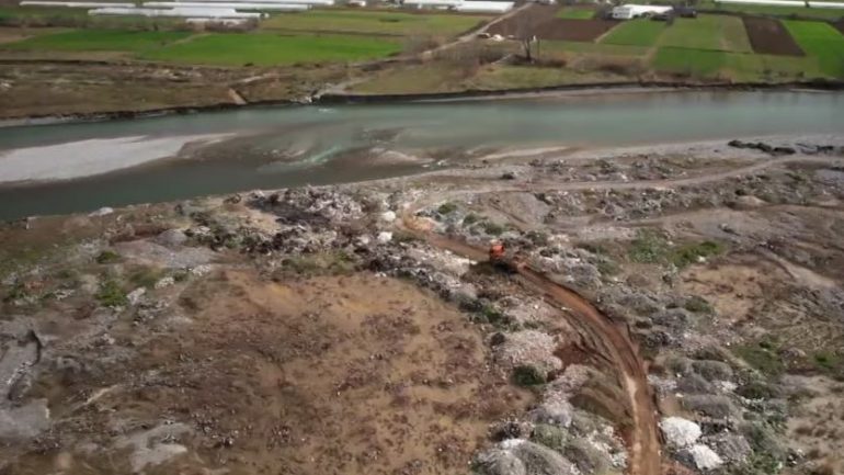 Prej disa muajsh, inceneratori i Elbasanit në remont, BIRN: Mbetjet digjen buzë lumit Shkumbin