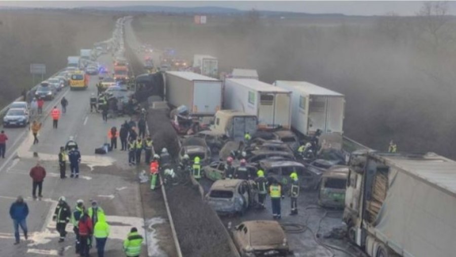Aksident me 42 makina dhe 36 të plagosur në autostradën hungareze