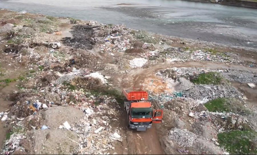 Inceneratori jashtë funksionit, bashkia e Elbasanit i hedh mbeturinat buzë Shkumbinit