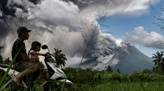 Shpërthen vullkani në Indonezi, disa fshatra të mbuluara me hi