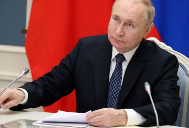 Putini viziton për herë të parë Mariupolin e pushtuar nga Rusia
