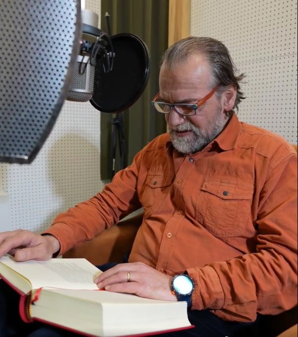 “Dhuro zërin”, aktori Alfred Trebicka kontribuon për bibliotekën audiodigjitale për fëmijët që nuk shikojnë