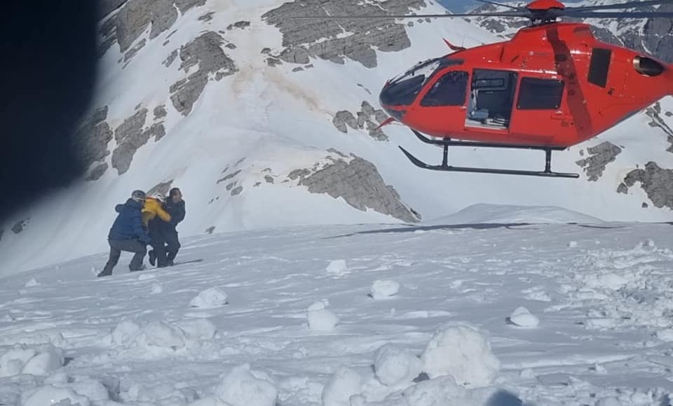 Alpinistët serbë u bllokuan në Theth, FA dhe dy helikopterë u vijnë në ndihmë. Njeri prej tyre transportohet drejt spitalit të Tiranës