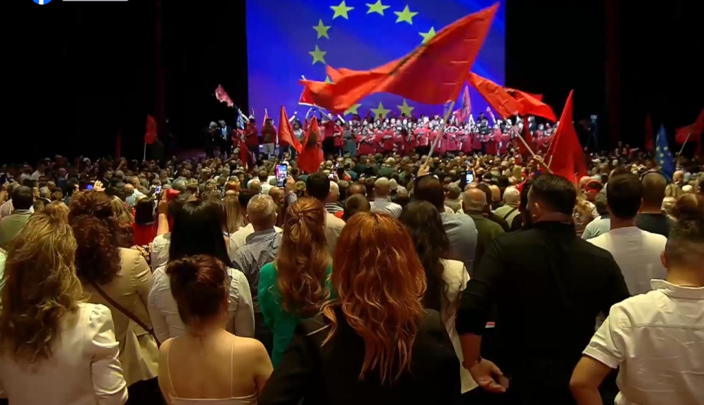 Takimi i Ramës me shqiptarët në Athinë nis me himnin kombëtar dhe të BE-së: Krenar për Shqipërinë
