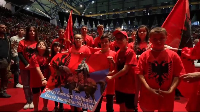Stadiumi “Galatsi” i mbushur me shqiptarë, Rama: Jeni bota