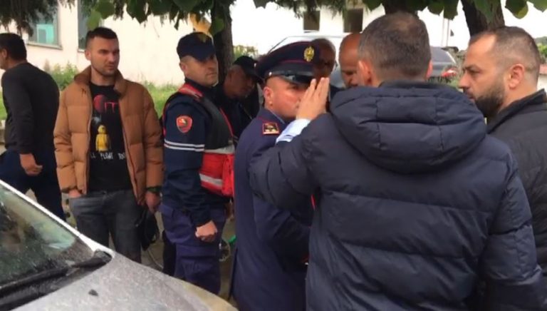 Përplasje fizike mes mbështetësve të PS dhe koalicionit ‘Bashkë Fitojmë’ në Durrës, policia largon votuesit
