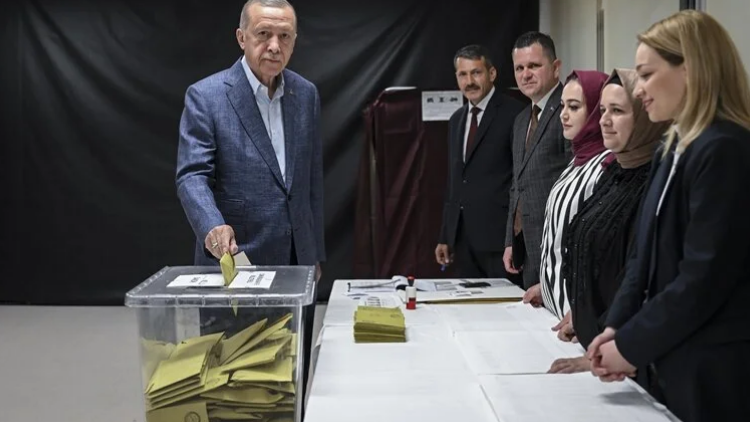 Presidenti Erdoğan voton në Istanbul
