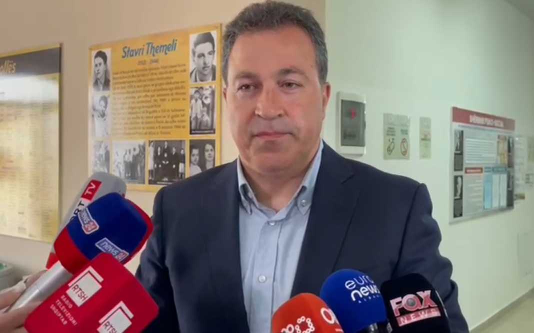 Voton Niko Peleshi, komenton incidentin në Maliq e Kolonjë