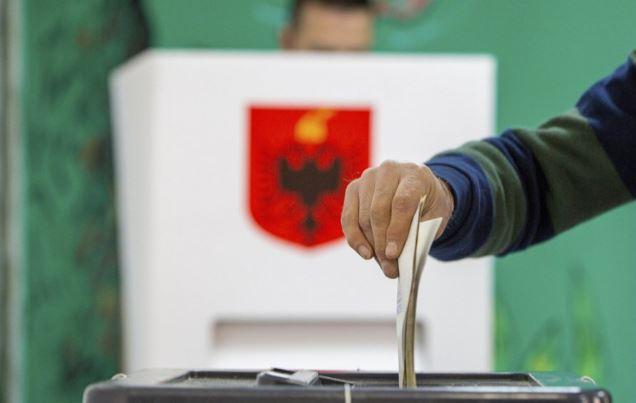 Denoncon qytetari në Elbasan: Pasi kam votuar, në fletë më doli emri i kandidatit tjetër